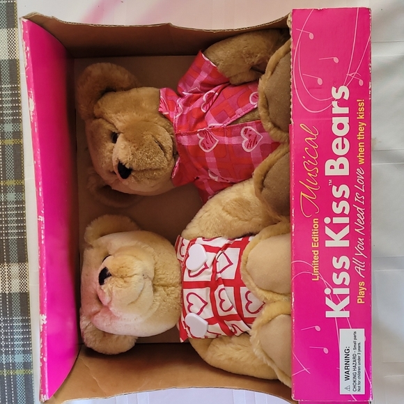 Limited Edition Musical Kiss Kiss Bears Hallmark - Picture 1 of 9